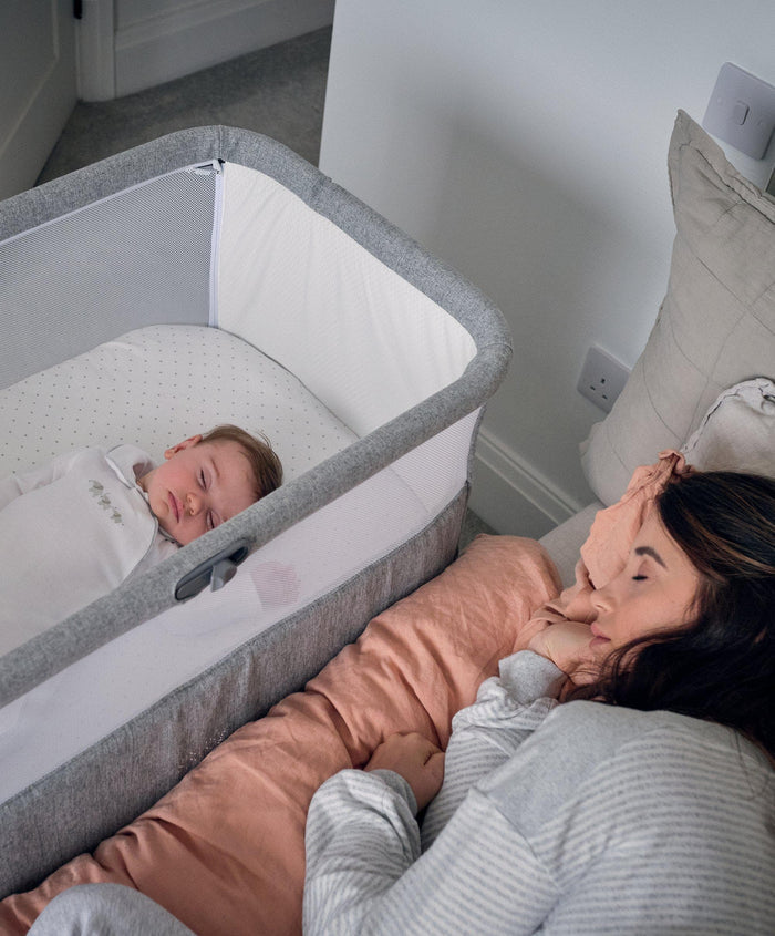 Mamas & Papas Lua Bedside Crib and Sheet Bundle - Grey/White
